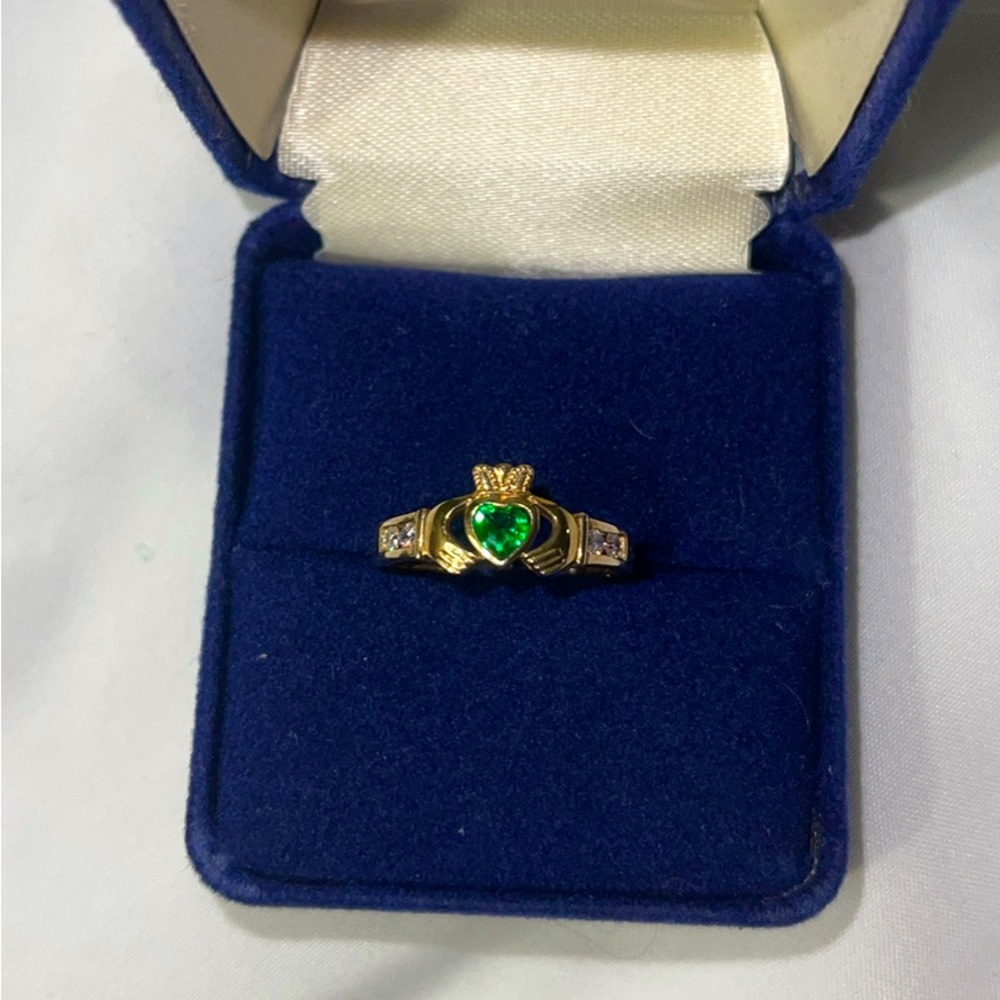 10k Yellow gold Emerald Heart ring